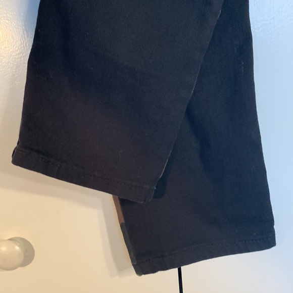 Levi’s Signature (30”x30”) - Picture 14 of 16